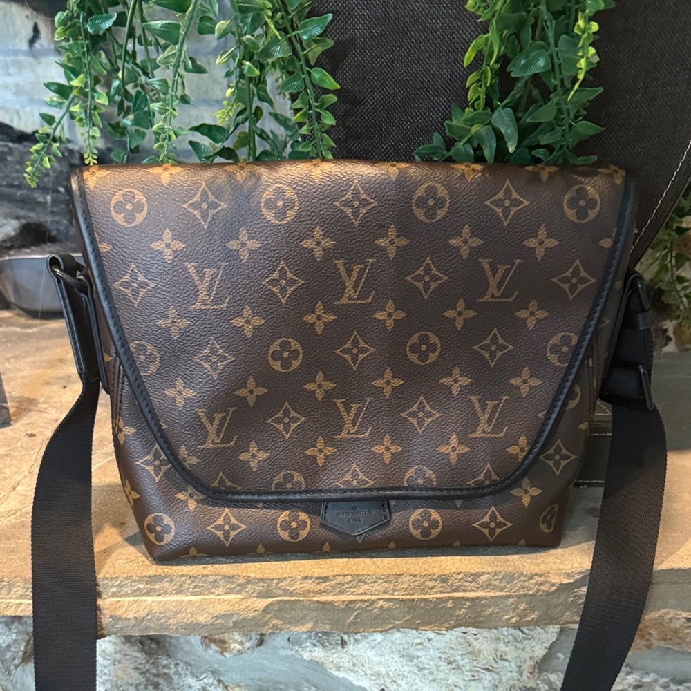 Louis Vuitton Monogram Brown and Black Messenger Bag